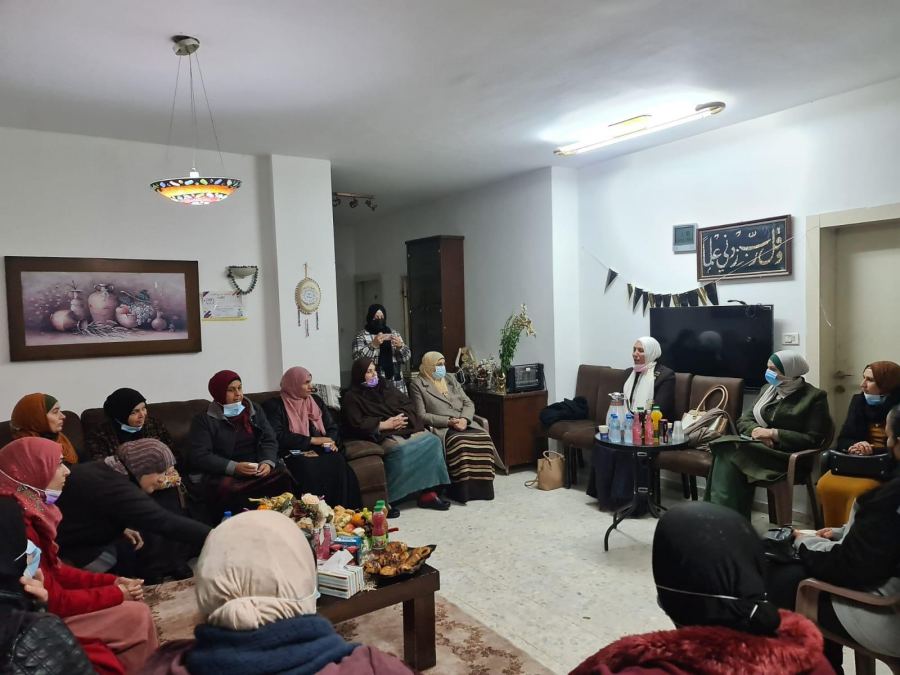 العشرات من الداعمات للقائمة العربية الموحدة في حلقة بيتية في قلنسوة